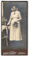 Fotografie Atelier G. Lampe, Berlin-Neukölln, Berlinerstr. 58, Junge Frau Mit Blumenstrauss Und Haarschleife  - Anonymous Persons