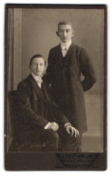 Fotografie V. Teichmann, Berlin I. Mark, Zwei Junge Herren In Eleganter Kleidung  - Anonymous Persons