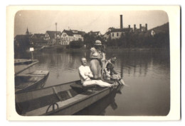 Fotografie Unbekannter Fotograf, Ansicht Untertürkheim, Halb Nackter Vater Beim Sonnenbad Am Neckar 1918  - Places