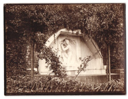 Fotografie Unbekannter Fotograf, Ansicht Darmstadt, Denkmal Relief Mit Akt-Darstellung  - Places