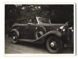 Fotografie Auto Cabriolet, Fahrer Sitzt Lässig Mit Zigarette Im Mund Im Cabrio  - Auto's