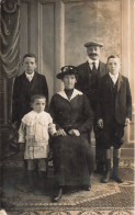 CARTE PHOTO - Trois Frères Avec Leurs Parents -  Animé - Carte Postale Ancienne - Photographie