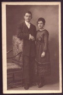 Carte-photo " Couple Près D'une Chaise " - Fotografía