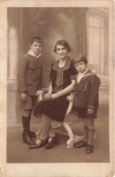 CARTE PHOTO - Une Mère Assise Avec Ses Deux Fils -  Animé - Carte Postale Ancienne - Photographie