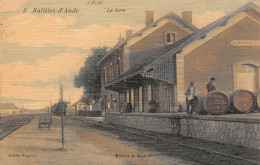 SALLELES-d'AUDE (Aude) - La Gare - Tonneaux, Train - Carte Toilée Couleurs - Ecrit (2 Scans) - Salleles D'Aude