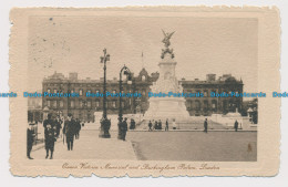 R640619 London. Queen Victoria Memorial And Buckingham Palace. Tuck. Art Gravure - Altri & Non Classificati