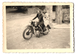 Fotografie Motorrad NSU, Junge Frauen Auf Krad Sitzend  - Automobile