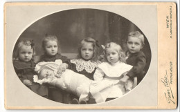 Fotografie Franz Knes, Wien, Sechs Niedliche Kinder Hans, Emmi, Lilly, Carola, Marianne Mit Kleinkind Im Wickel  - Anonieme Personen