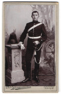 Fotografie Bingenheimer, Landau / Pfalz, Junger Soldat In Uniform Mit Pickelhaube Rosshaarbusch Und Säbel  - War, Military