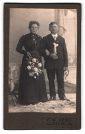 Fotografie F. W. Reng, Neuötting, Junges Ehepaar Im Schwarzen Hochzeitskleid Und Anzug  - Anonieme Personen
