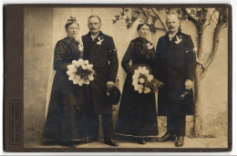 Fotografie Ludwig Strobel, Obing, Zwei Brautpaare Am Hochzeitstag In Schwarzen Brautkleidern  - Anonieme Personen