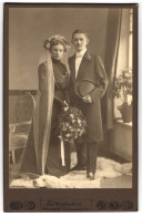 Fotografie Ed. Wolleschak, Weissenfels A. S., Ehepaar Im Schwarzen Brautkleid Und Anzug Mit Chapeau Claque  - Anonymous Persons