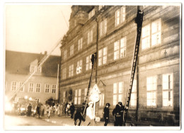 6 Fotografien Thüring, Hameln, Ansicht Hameln, Feuerwehr-Einsatz Mit Drehleitern Am Rathaus, Verwundete Wird Geborgen  - Professions