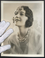 Fotografie Unbekannter Fotograf Und Ort, Junge Frau In Druchsichtiger Bluse Mit Perlenkette, Art Deco, 20 X 25cm  - Other & Unclassified