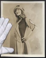 Fotografie Unbekannter Fotograf Und Ort, Hübsche Junge Dame Im Art Deco Kleid Mit Hut Und Locken, Grossformat 20 X 25  - Other & Unclassified