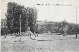 Sevres.L'école Normale Et Le Marché. - Sevres