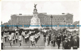 R639915 London. Victoria Memorial. Buckingham Palace And Guards. Valentine. Silv - Altri & Non Classificati