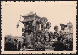 Jolie Photographie Du Passage D'un Char Au Carnaval De Nice En Février 1937, Folklore, 8,9 X 6,3 Cm - Places