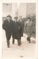 CARTE PHOTO - Quatre Hommes Marchant Dans L'allée -  Animé - Carte Postale Ancienne - Fotografie