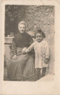 CARTE PHOTO - Une Petite Fille Avec Sa Grand-mère -  Animé - Carte Postale Ancienne - Fotografía