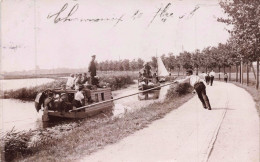 HOMMES _S29098_ Carte Photo - A Identifier - Hommes Poussant Un Bateau - Chamonix ? - Hommes