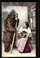 AK Bär Singt Zum Gitarrenspiel Einer Frau In Tracht, Vermenschlichte Tiere  - Bears