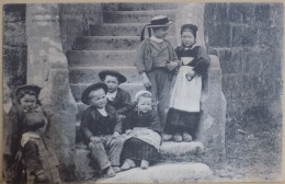 29 CPA CARTE POSTALE ANCIENNE KARTEN BOST BRETAGNE ENFANTS ASSIS SUR DES ESCALIERS - Otros & Sin Clasificación