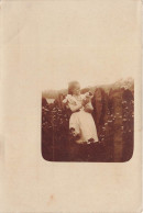 CARTE PHOTO - Une Petite Fille Portant Son Chien -  Animé - Carte Postale Ancienne - Fotografie