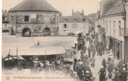 LA CHARTRE SUR LE LOIR . PLACE DES HALLES UN JOUR DE MARCHE .  . BELLE ANIMATION . - Sonstige & Ohne Zuordnung