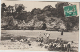 SAINT NAZAIRE  PLAGE DE PORZAY ENFANTS CHERCHANT DES COQUILLAGES - Saint Nazaire