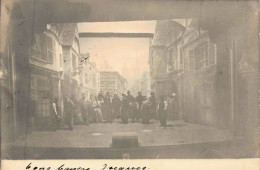 HOMMES _S29103_ Carte Photo - A Identifier - Groupe D'Hommes Dans Une Rue - Hombres