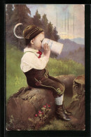 Künstler-AK Kleiner Junge Trinkt Ein Bier Im Wald  - Autres & Non Classés
