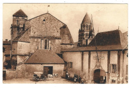 Saintes : A Gauche église Saint - Palais Et Clocher De Sainte - Marie Des Dames - Saintes