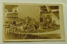 Teachers And Young School Girls And Boys At Sea - Anonieme Personen