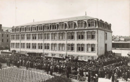 PHOTOS _S29108_ A Identifier - Groupe D'hommes Devant Un Batiment - Andere & Zonder Classificatie