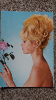 CPSM BRIGITTE BARDOT D APRES PHOTO SAM LEVIN EDUG 333 ROSE BUSTE NU SYMBOLE BEAUTE ACTRICE CHANTEUSE - Berühmt Frauen