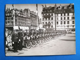 Photo  De La Garde Républicaine Motorisée Lors De La Visite De La Reine Elisabeth II à Paris En 1957 ? à Confirmer - War, Military