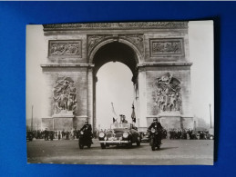 Photo De Presse Du Passage De La Flamme Olympique Arc De Triomphe Paris 1946? à Confirmer - Sporten