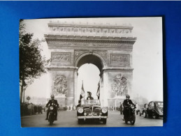 Photo De Presse Du Passage De La Flamme Olympique Arc De Triomphe Paris 1946? à Confirmer - Sport