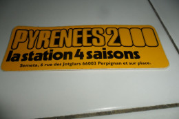 AUTOCOLLANT  PUB  PYRENEES 2000 LA STATION 4 SAISONS - Stickers