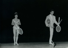 France Cirque Acrobates Couple De Jongleurs Raquette Ancienne Photo 1960 - Sonstige & Ohne Zuordnung