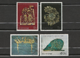 Corée Du Nord - Lot De 9 Timbres Année 1977 -  Bijou Et Sculptures -  Costume Traditionnels - Corée Du Nord