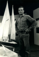 France Eric Tabarly Et La Maquette Du Pen Duick Ancienne Photo 1980 - Beroemde Personen