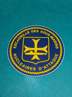 Autocollant Sticker SNA Escadrille Des Sous-marins Nucleaires D'attaque Marine Tres Bon Etat Diametre : 10 Cm Envois Soi - Ecussons Tissu