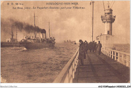 AHJP2-0260 - BOULOGNE-SUR-MER - LES DEUX JETEES - LE PAQUEBOT INVICTA PART POUR FOLKESTONE - Paquebots