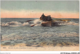 AHYP10-0831 - BATEAUX - BATEAU DE PECHE FRANCHISSANT LA PASSE - Fishing Boats