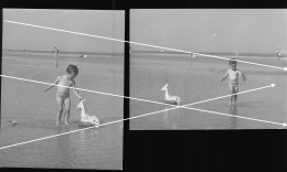 2x Orig. XL Foto 1959 Kleiner Junge Spielt Am Strand Mit Wasserspielzeug, Sweet Boy Play On The Beach With Water Toys - Personnes Anonymes