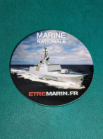 Autocollant Sticker Marine Nationale Freguate Le Courbet F712 Classe Lafayette Militaire Armée Patch Tres Bon Etat - En - Blazoenen (textiel)