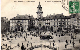 ILLE ET VILAINE-Rennes-L'Hôtel De Ville Et La Place Un Jour De Fête - 1021 - Rennes