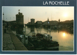 LA ROCHELLE : Le Vieux Port Gardé Par Ses Deux Célèbres Tours - La Rochelle